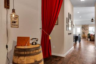 Speakeasy - A Birdy Vacation Rental - 3