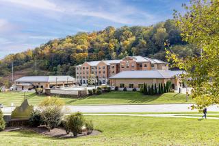 Best Western Plus Franciscan Square Inn & Suites Steubenville - Steubenville - 0