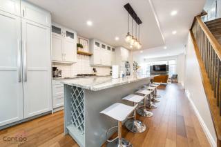 The Azure, Near DT & University, TWO King Beds! - 2