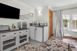 Farley Avenue Turret & Lounge - Greytown - 7