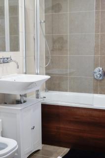 Family & Business Stays In RG2 - Sleeps Up to 12! - 4