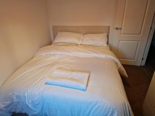 Well Furnished 3 Bedroom House in a cosy estate in Bolton - Bolton - 8