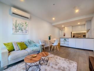 Stylish 2br1ba Apartment Mel Pool Gym Wifi - Melbourne - 8