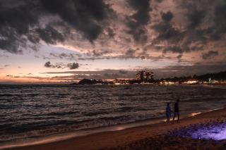 Pearl Divers Beachfront Apartment - Unawatuna - 4