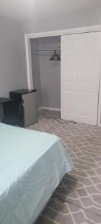 Room in a Beach House with King Size bed in a landlord hosted three bedroom apartment - Edgemere - 3