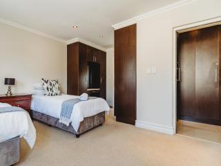 Fifty1 on Long on Kingswood Golf Estate - 9