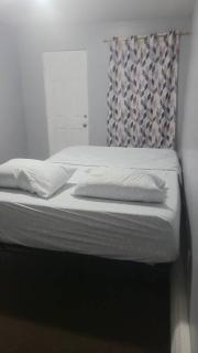 Room in a Beach House with King Size bed in a landlord hosted three bedroom apartment - Edgemere - 5