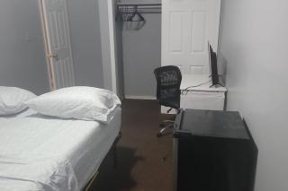 Room in a Beach House with King Size bed in a landlord hosted three bedroom apartment - Edgemere - 6