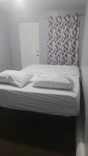 Room in a Beach House with Queen bed in a landlord hosted three bedroom apartment - Edgemere - 0