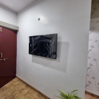 Leela Home stay Indore - Marigold - One bedroom with kitchen and large balcony - Indore - 3