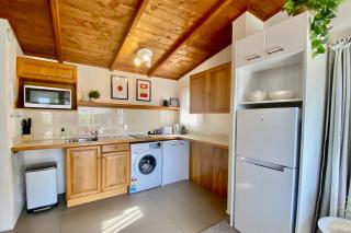 The Swiss Chalet Apartment 9 - Seaview - Top Floor - Air Conditioning & Wi-Fi - Bay of Islands - 1