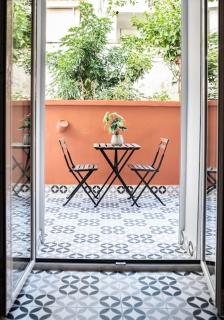Stylish Studio with Gorgeous Private Yard! - Athens - 1