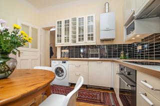 Playful 2-Bedroom Apartment in the Center - 8