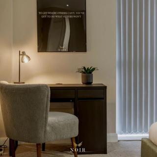 NOIR - Leeds City Centre Apartment - 3