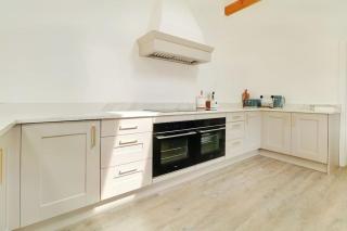 Rare Luxury Holiday Home with Hot-Tub - Belton - 2