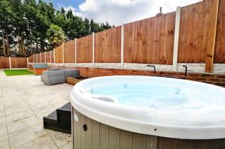 Rare Luxury Holiday Home with Hot-Tub - Belton - 6