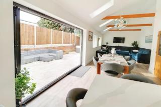 Rare Luxury Holiday Home with Hot-Tub - Belton - 8