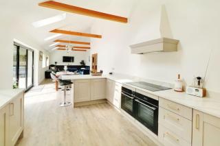 Rare Luxury Holiday Home with Hot-Tub - Belton - 3