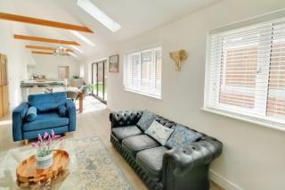 Rare Luxury Holiday Home with Hot-Tub - Belton - 5