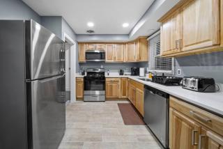 Elegant Oasis 4 Bedroom Home Away from Home - Utica - 8
