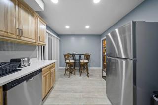 Elegant Oasis 4 Bedroom Home Away from Home - Utica - 5