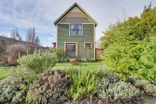 Bright Bellingham Home with Fire Pit 1 Mi to Beach! - 0