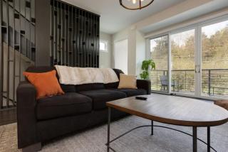 Modern Townhome, Large Game Room with Ping Pong, 10min to Downtown! Sleeps 12! - Nashville - 2