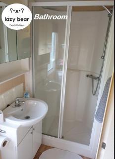 Charming 3-Bed Holiday Home in Poole Rockley Park - 4