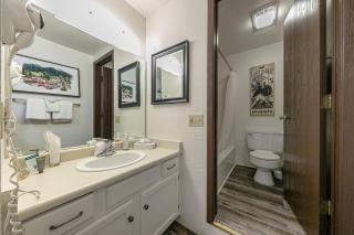 Delightful Studio w/Kitchenette #111 at Donner Lake Village - Truckee - 6