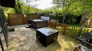 Spacious Oak Cabin with Hot Tub - Devon - 6