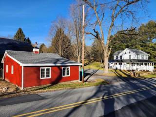 Pocono Farmhouse - Fully Renovated 1881 Home - Saylorsburg - 3