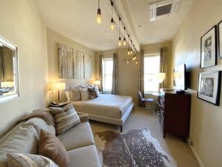 Independence Square 304, Stylish Hotel Room with Downtown Views & Great Location - 5