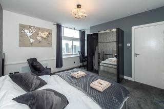 *Superb Location* 18th floor Apt - 4