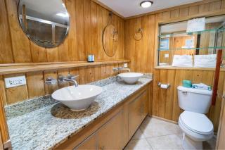 Gentle Whispers Oceanfront King Room 6th Fl - 7