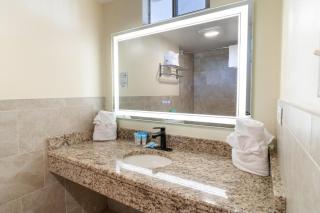 Beachfront Exploration Oceanfront King Room 1st Fl - 6
