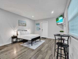 Coastal Charm Studio Beach House in Pompano Beach - Pompano Beach - 9