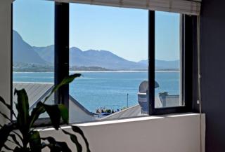 Central Sea View Apartment, Hermanus Waterfront - 9
