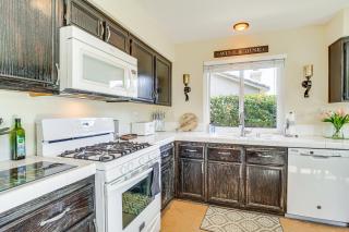 Hot Tub, Bar and Outdoor Kitchen Chic Indio Retreat - Indio - 2