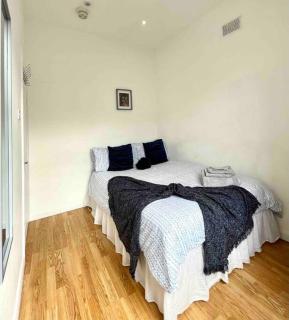 A bright two double bedroom flat - London - 8