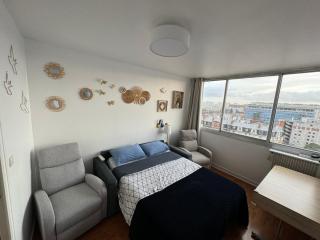 Guest room in a shared apartment - Metro 7 and Tramway T3a - París - 9
