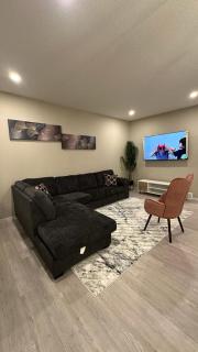 Luxurious 4BR Villa - 2 Master Bedrooms Ensuite! - Calgary - 0
