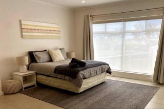 Adorable Studio next to cafe, walk to beach! - 9