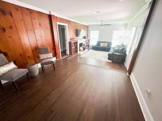 Mid City ranch! Huge backyard/Private pool! - 4
