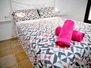 Casa con Encanto en el Centro de Peralada: 6 Personas, WiFi, SMART TV, A/C - ES-228-172 - 4
