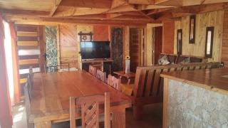 CABAÑA LA CASONA, salón, comedor y cocina amplia, con baño en la habitación y uno adicional, se alcanzan a ver las islas y el mar - Punta de Choros - 6