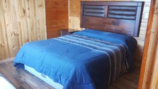 CABAÑA LA CASONA, salón, comedor y cocina amplia, con baño en la habitación y uno adicional, se alcanzan a ver las islas y el mar - Punta de Choros - 9