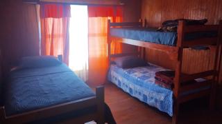 CABAÑA LA CASONA, salón, comedor y cocina amplia, con baño en la habitación y uno adicional, se alcanzan a ver las islas y el mar - Punta de Choros - 7