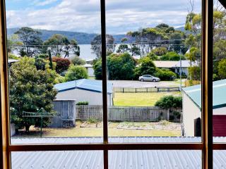 House with bay views - St Helens family escape - 5