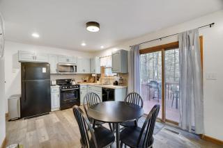 15 Min to Ski Resorts, Dog Friendly, Cozy 3 BR, Game Area & Fire Pit - East Stroudsburg - 1