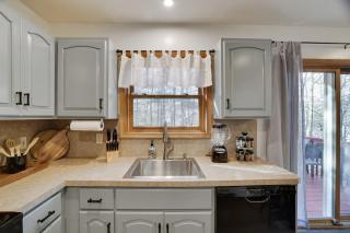 15 Min to Ski Resorts, Dog Friendly, Cozy 3 BR, Game Area & Fire Pit - East Stroudsburg - 3